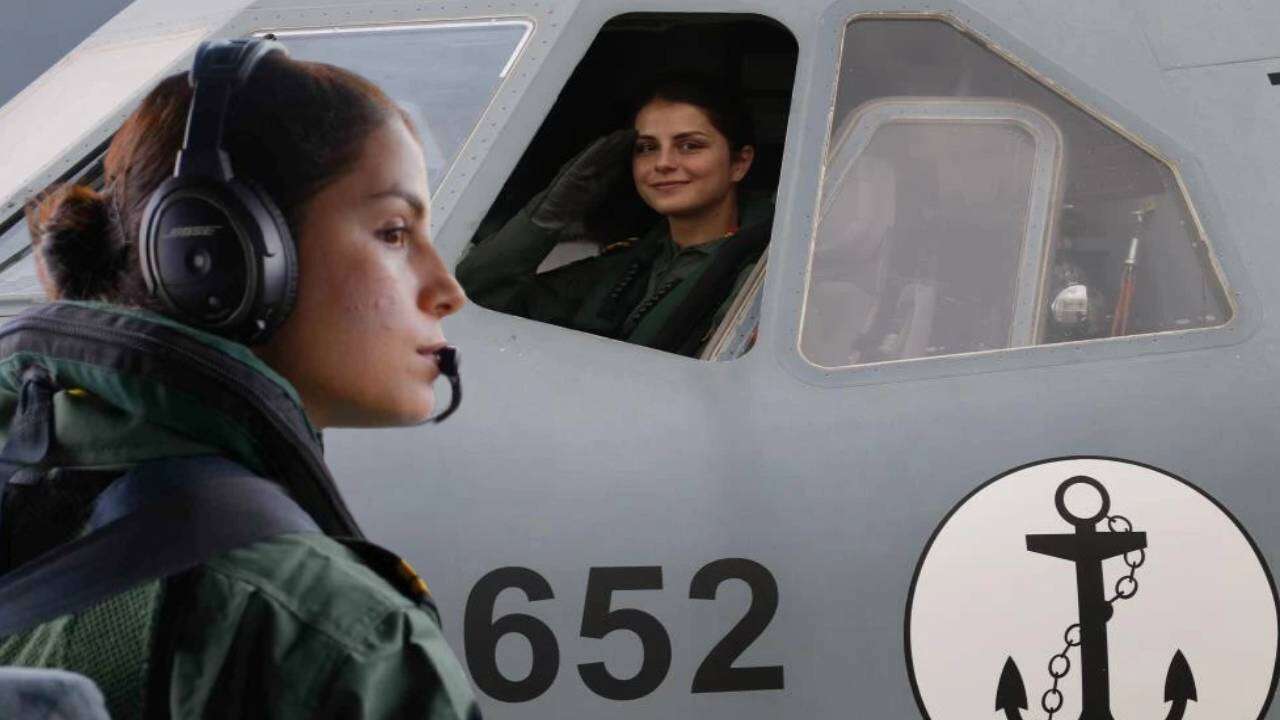 Gökyüzünden denizaltı avlayacak: Deniz Kuvvetleri’nin ilk kadın karakol pilotu görevde, radarına giren yandı! 1